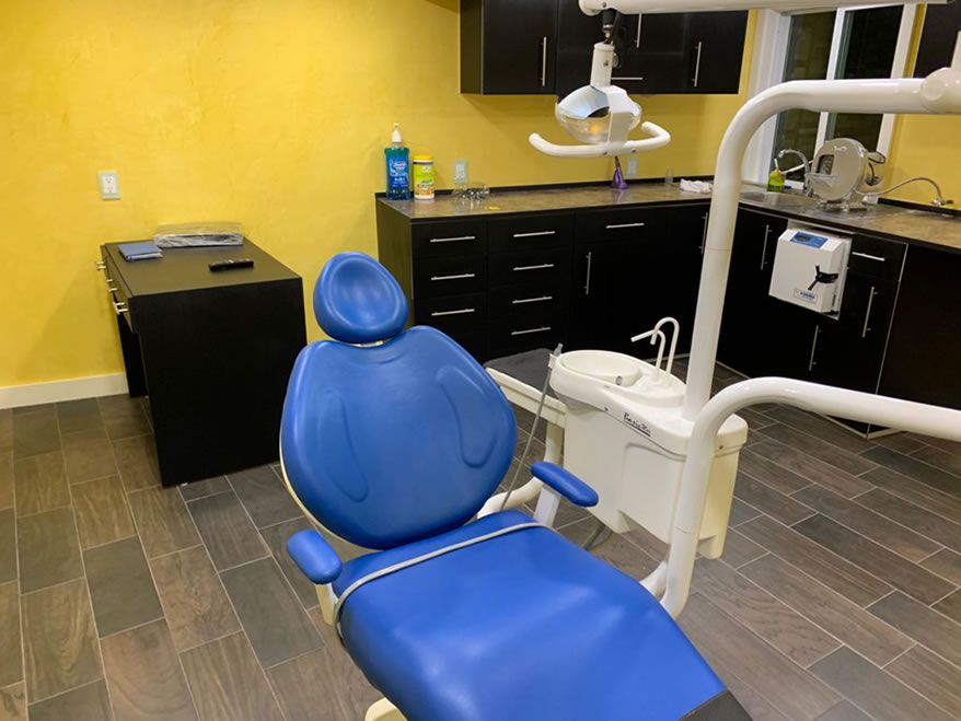 Silla médica moderna del consultorio dental Clínica Loma Dorada con equipamiento de última generación